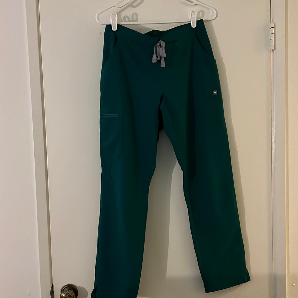 Figs yola skinny scrub pants in green. Size s